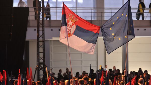 Zastave Srbije i EU - Sputnik Srbija