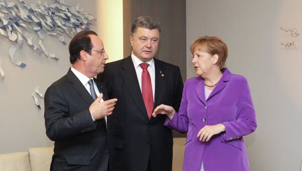 Француски председник Франсоа Оланд, немачка канцеларка Ангела Меркел и украјински председник Петар Порошенко - Sputnik Србија