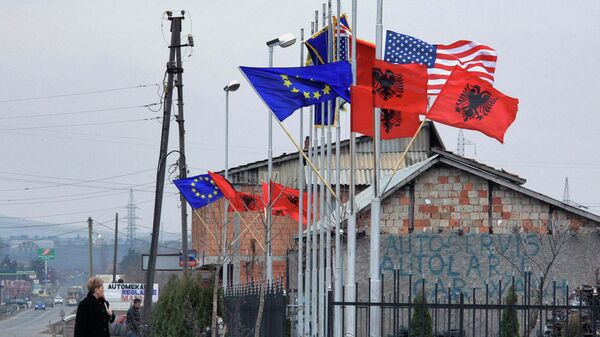 Zastave Albanije, EU i SAD na Kosovu - Sputnik Srbija