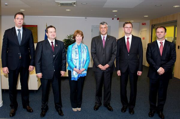  Чланови делегација Београда, Приштине и ЕУ после потписивања Бриселског договора - Sputnik Србија