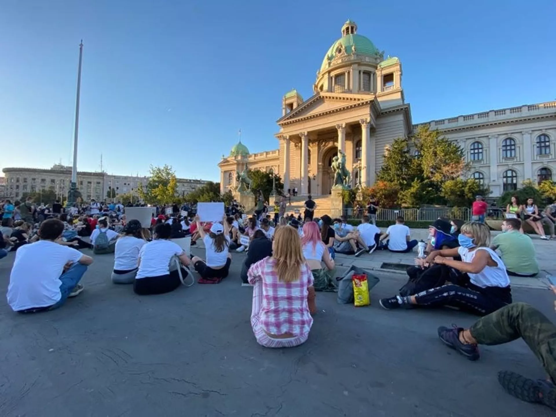 Насиље над сопственим језиком у име „равноправности“ – је ли се Србија обавезала на тај „пртљаг“ Насиље над сопственим језиком у име „равноправности“ – је ли се Србија обавезала на тај „пртљаг“ - Sputnik Србија, 1920, 01.04.2021