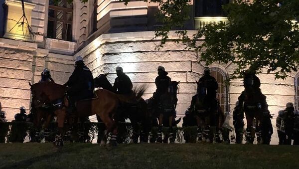Коњичка полиција током протеста у Београду - Sputnik Србија