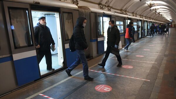 Putnici moskovskog metroa sa maskama za zaštitu od virusa korona - Sputnik Srbija