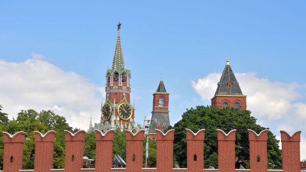 Pogled na Spasku kulu i zidine Kremlja u Moskvi - Sputnik Srbija