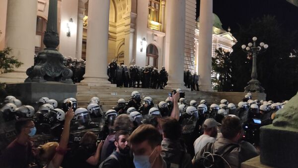 Policija ispred Skupštine Srbije tokom protesta - Sputnik Srbija