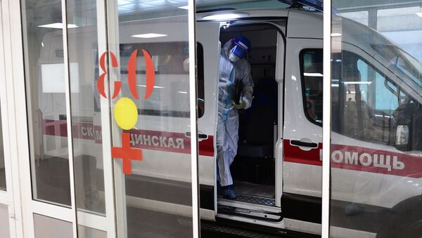Lekar izlazi iz vozila hitne pomoći odeljenja za obolele od kovida 19 u gradskoj kliničkoj bolnici u Moskvi - Sputnik Srbija