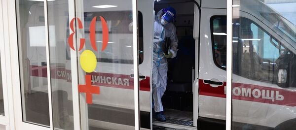 Lekar izlazi iz vozila hitne pomoći odeljenja za obolele od kovida 19 u gradskoj kliničkoj bolnici u Moskvi - Sputnik Srbija