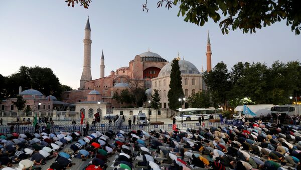 Muslimani se mole ispred Aja Sofije u Istanbulu - Sputnik Srbija