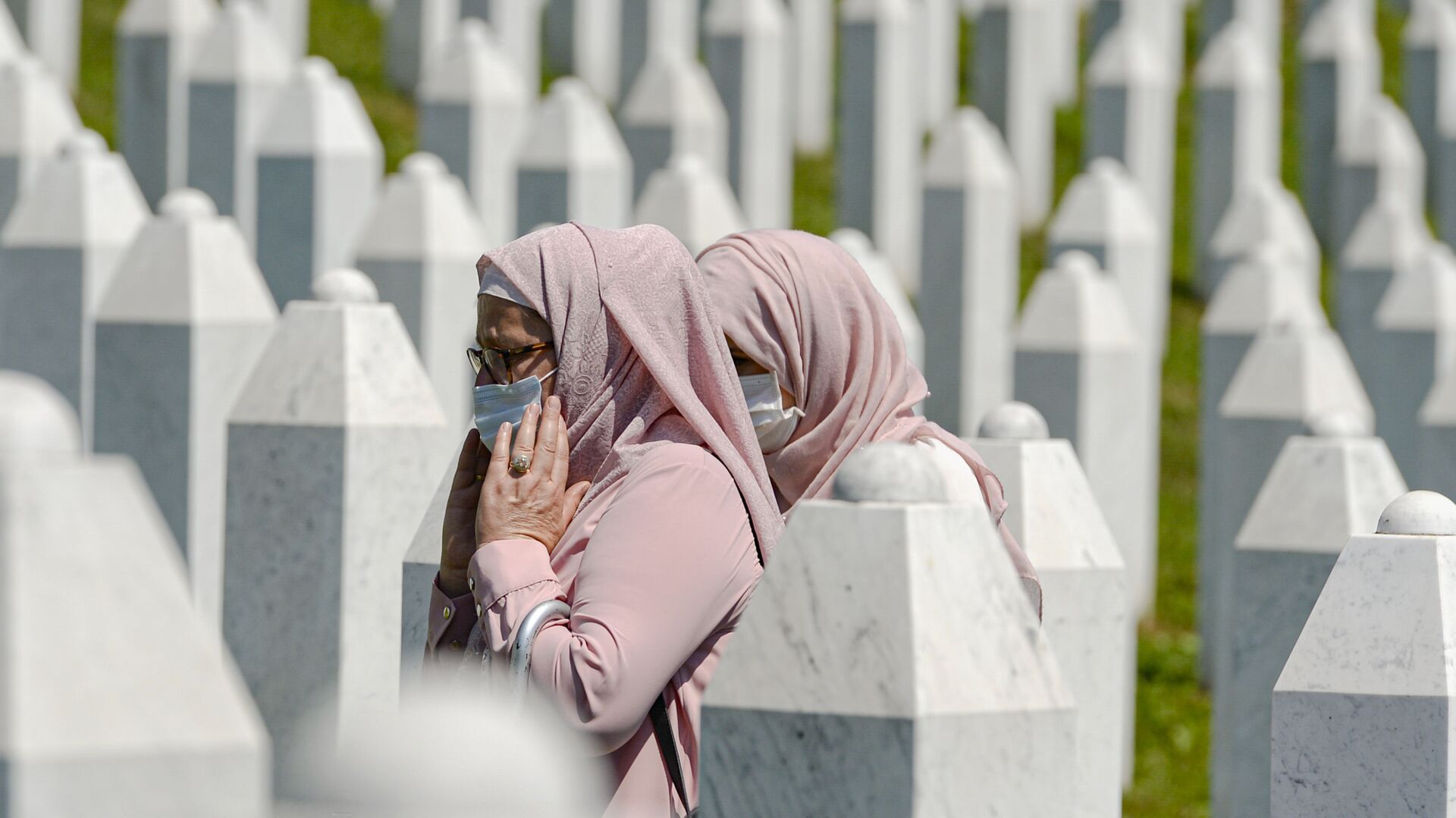 Жене се шетају између гробног камења у Поточарима, близу Сребренице, Босна, субота, 11. јули 2020.  - Sputnik Србија, 1920, 09.07.2021