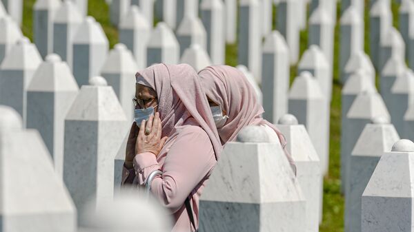 Žene se šetaju između grobnog kamenja u Potočarima, blizu Srebrenice, Bosna, subota, 11. juli 2020.  - Sputnik Srbija