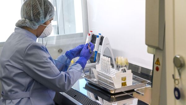 Лаборант тестира хемијски састав фармацеутског препарата у Москви - Sputnik Србија