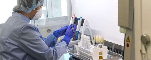 Laborant testira hemijski sastav farmaceutskog preparata u Moskvi Laborant testira hemijski sastav farmaceutskog preparata u Moskvi - Sputnik Srbija