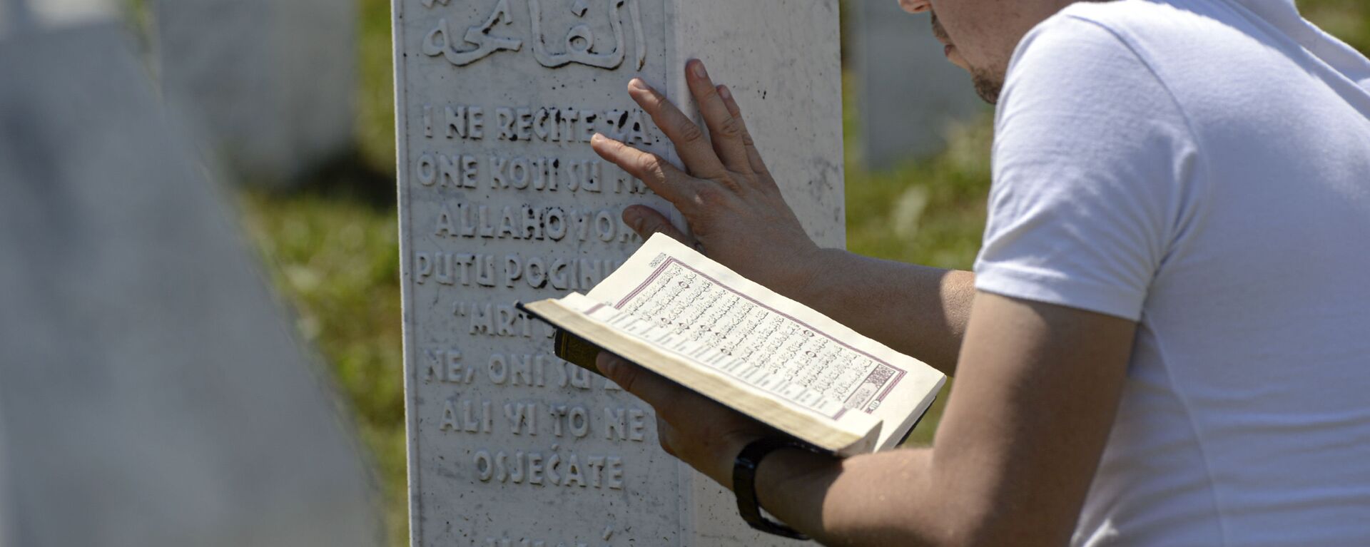 Човек се моли седећи између гробног камења у Поточарима, близу Сребренице, Босна, субота, 11. јули 2020. - Sputnik Србија, 1920, 15.03.2022