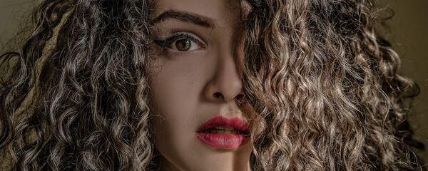 Девојка са коврџавом косом Девојка са коврџавом косом - Sputnik Србија