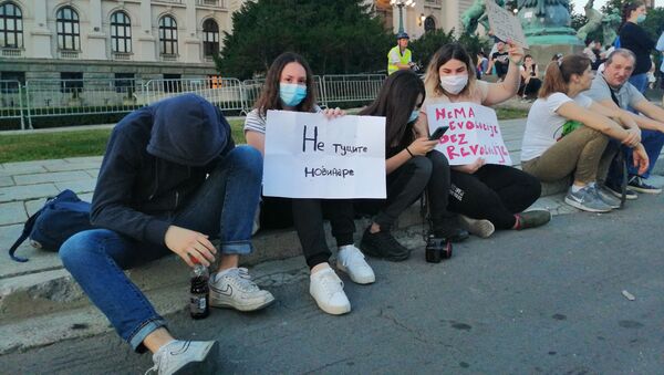 Учесница протеста у Београду са поруком „Не туците новинаре“ - Sputnik Србија