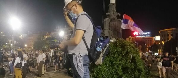 Novinar nosi zaštitni šlem na protestima u Beogradu - Sputnik Srbija