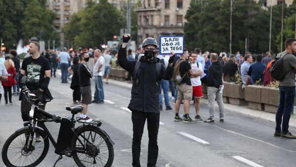 Transparent „Ćale, ovo je za tebe“ na protestima u Beogradu - Sputnik Srbija