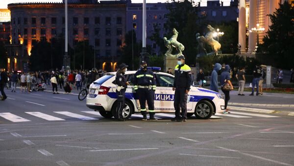 Policajci ispred Skupštine tokom protesta građana - Sputnik Srbija