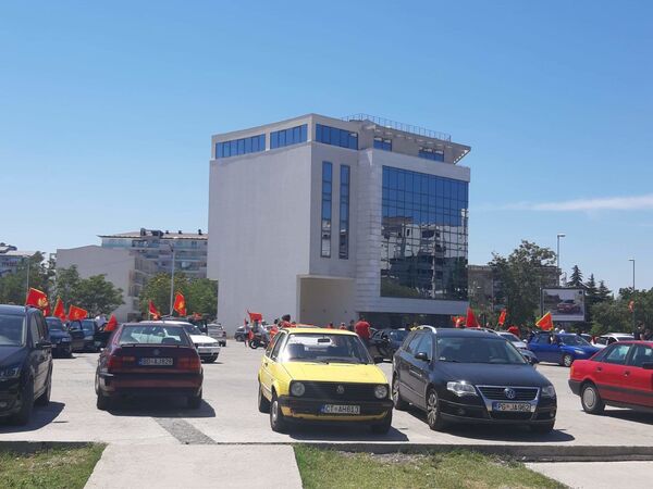 Провокација испред Саборног храма у Подгорици: Црногорске заставе опасале цркву /видео/ Провокација испред Саборног храма у Подгорици: Црногорске заставе опасале цркву /видео/ - Sputnik Србија