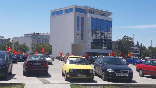Група младића кружи са црногорским заставама око Саборног храма у Подгорици - Sputnik Србија