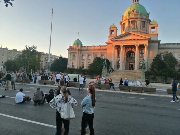 Протест испред Скупштине Србије, знатно мањи број демонстраната /фото/ Протест испред Скупштине Србије, знатно мањи број демонстраната /фото/ - Sputnik Србија