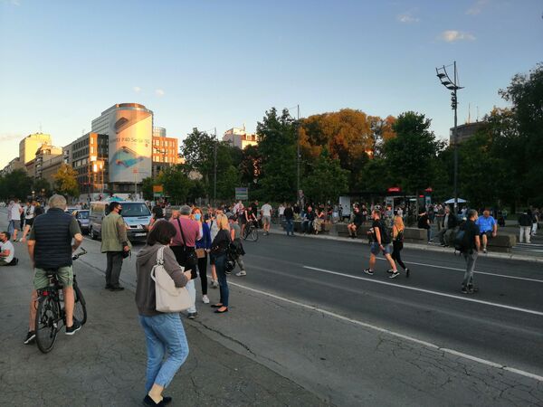 Протест испред Скупштине Србије, знатно мањи број демонстраната /фото/ Протест испред Скупштине Србије, знатно мањи број демонстраната /фото/ - Sputnik Србија