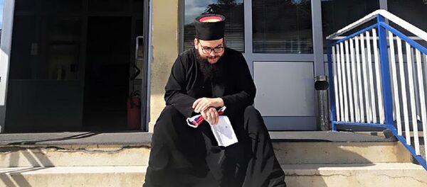 Sveštenik ispred Centra bezbednosti u Bijelom Polju - Sputnik Srbija