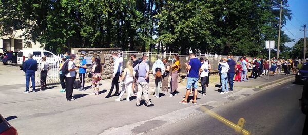 Ред за тестирање на вирус корона испред Института Торлак Ред за тестирање на вирус корона испред Института Торлак - Sputnik Србија