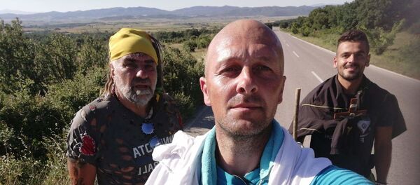 Ne damo svetinje - poruka iz najduže litije u koju mogu samo najhrabriji. - Sputnik Srbija