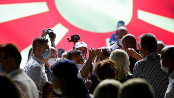 Zoran Zaev, lider vladajuće stranke SDSM, tokom druženja sa pristalicama u Skoplju, Severna Makedonija, 10. jula 2020.  - Sputnik Srbija