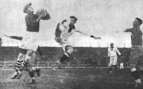 Јон Лапушнеану (Румунија) и Хулио Лорес (Перу) у дуелу на СП у фудбалу 1930 - Sputnik Србија