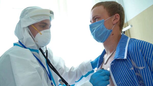 Лекар прегледа пацијента који је тестиран на вирус корона - Sputnik Србија