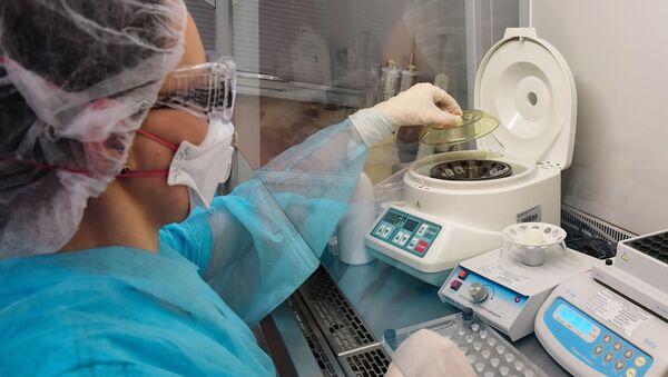 Лаборант у Центру за хигијену и епидемиологију у Санкт Петербургу тестира узорке на вирус корона - Sputnik Србија