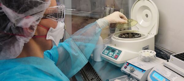 Лаборант у Центру за хигијену и епидемиологију у Санкт Петербургу тестира узорке на вирус корона - Sputnik Србија