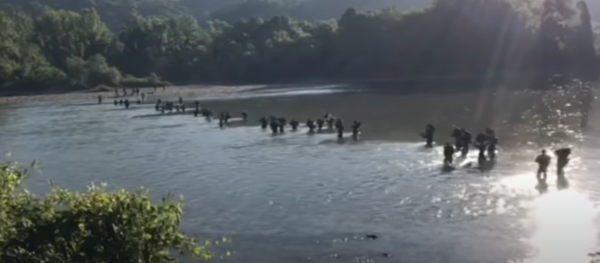 Мигранти прелазе реку Дрину - Sputnik Србија