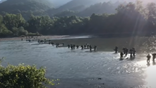 Мигранти прелазе реку Дрину - Sputnik Србија