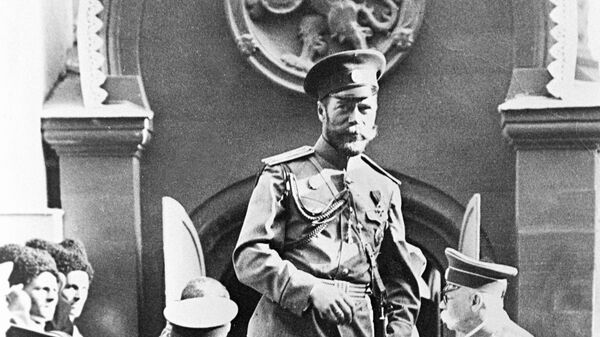 Руски цар Никола Други излази из кола у близини куће у Москви. Изнад улаза је грб романових великаша. - Sputnik Србија