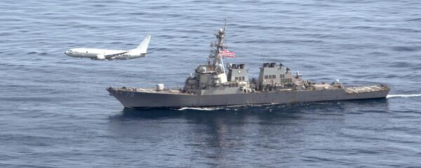 Авион П-8А Посејдон лети изнад америчког разарача Портер Авион П-8А Посејдон лети изнад америчког разарача Портер - Sputnik Србија