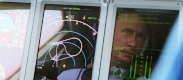 Руски председник Владимир Путин у авиону Бе-200 - Sputnik Србија