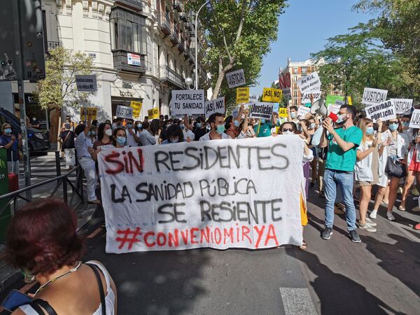 Мадридски лекари плаћени мање него радници у Мекдоналдсу - аплауз није довољан /фото, видео/ - Sputnik Србија