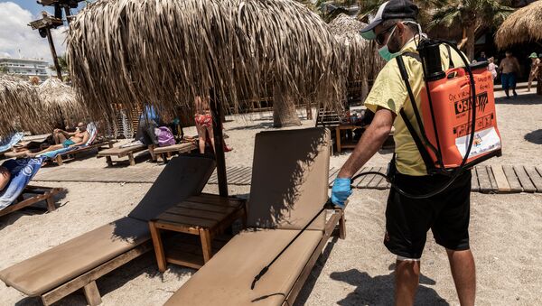 Dezinfekcija ležaljki na plaži Amos u Grčkoj - Sputnik Srbija