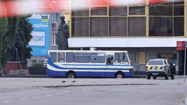 Autobus u kome naoružani muškarac drži taoce u ukrajinskom gradu Lucku - Sputnik Srbija