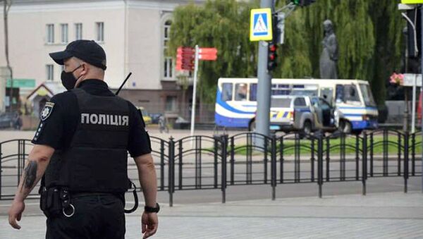 Policajac blokira deo ukrajinskog grada Lucka gde je terorista oteo autobus sa taocima - Sputnik Srbija
