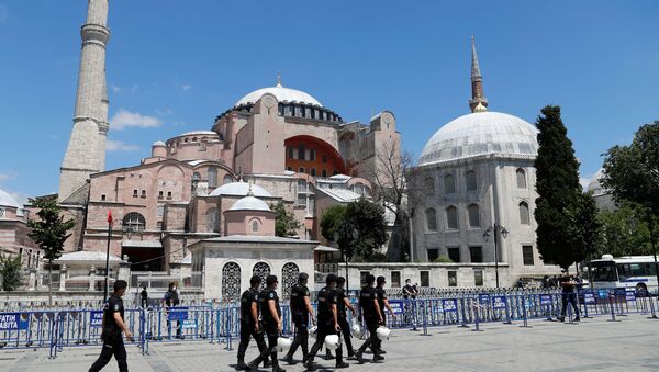 Припадници полиције испред Аја Софије у Истанбулу - Sputnik Србија