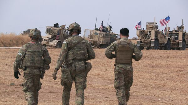 Амерички војници поред америчког војног конвоја на северу Сирије - Sputnik Србија
