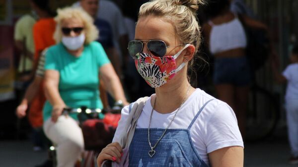  Devojka sa zaštitnom maskom u Novom Sadu - Sputnik Srbija