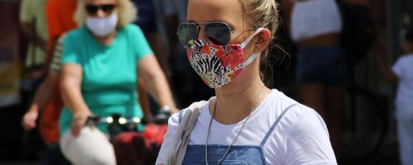  Девојка са заштитном маском у Новом Саду - Sputnik Србија