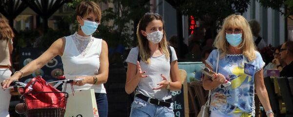 Шетња градом са заштитним маскама у Новом Саду - Sputnik Србија