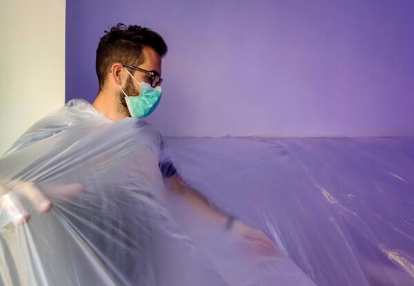 Сунцобран на тротоару, море у галерији: Варљиво лето 2020.  - Sputnik Србија