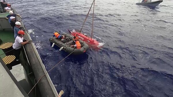 Posada spasilačkog broda podiže autonomni bespilotni podvodno plovilo Vitez - Sputnik Srbija